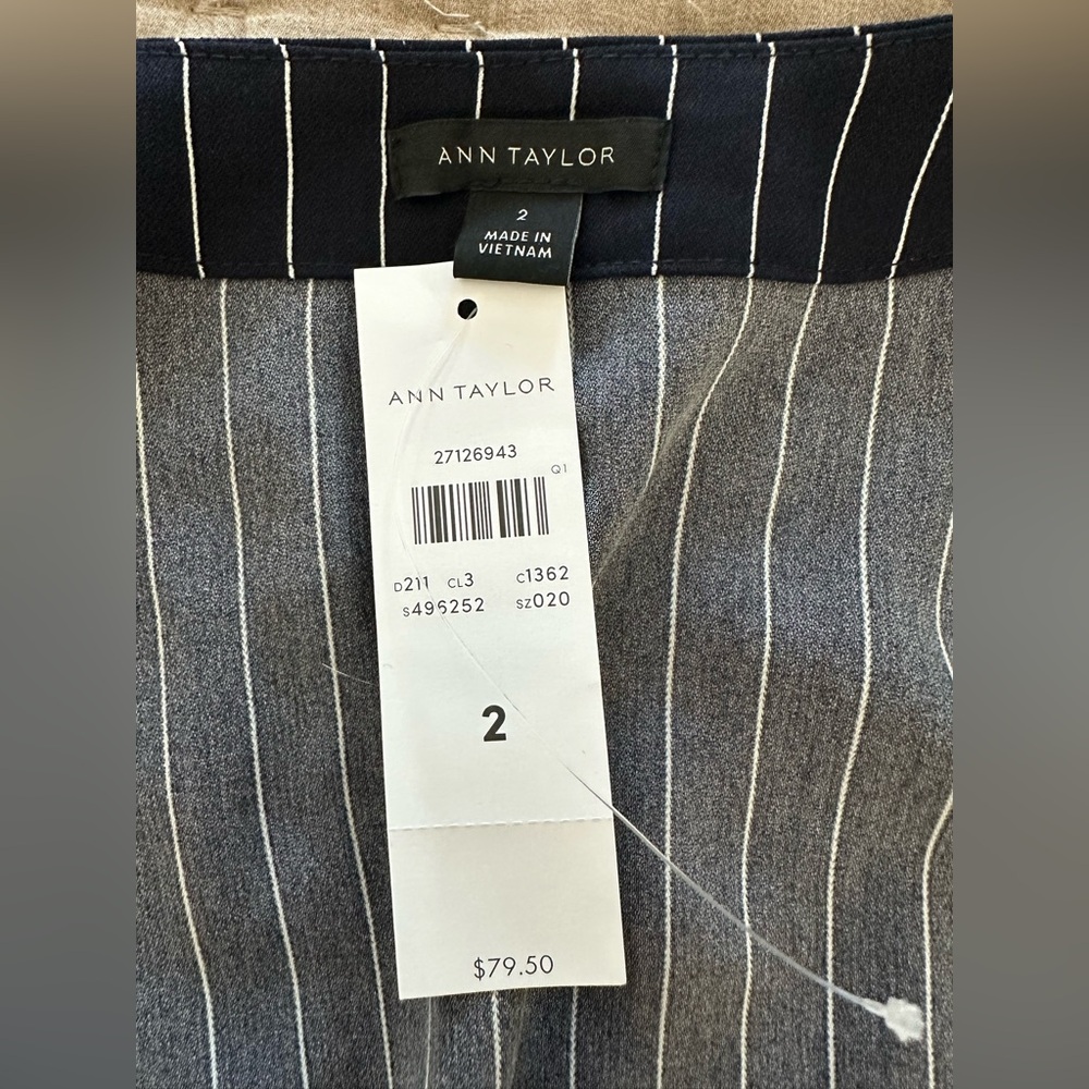 NWT Ann Taylor Striped V-Neck Peplum Blouse - Size 2 - Picture 3 of 4